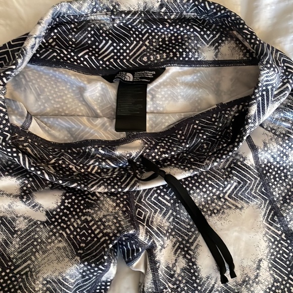 Northface Sz M athletic workout capris with interior drawstring - Picture 3 of 4